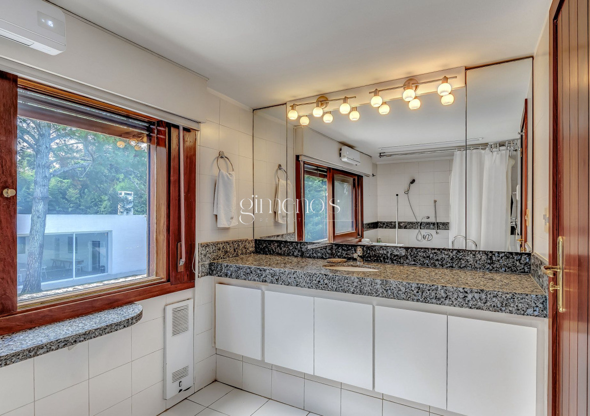 Casa ID.330 - Casa  en Venta 3 Dormitorios en el Barrio Golf Punta del Este - Playa Brava