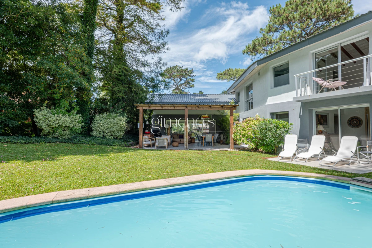 Casa ID.936 - Casa en Alquiler Anual - 5 Dormitorios en Suite - Barrio Golf - Punta del Este