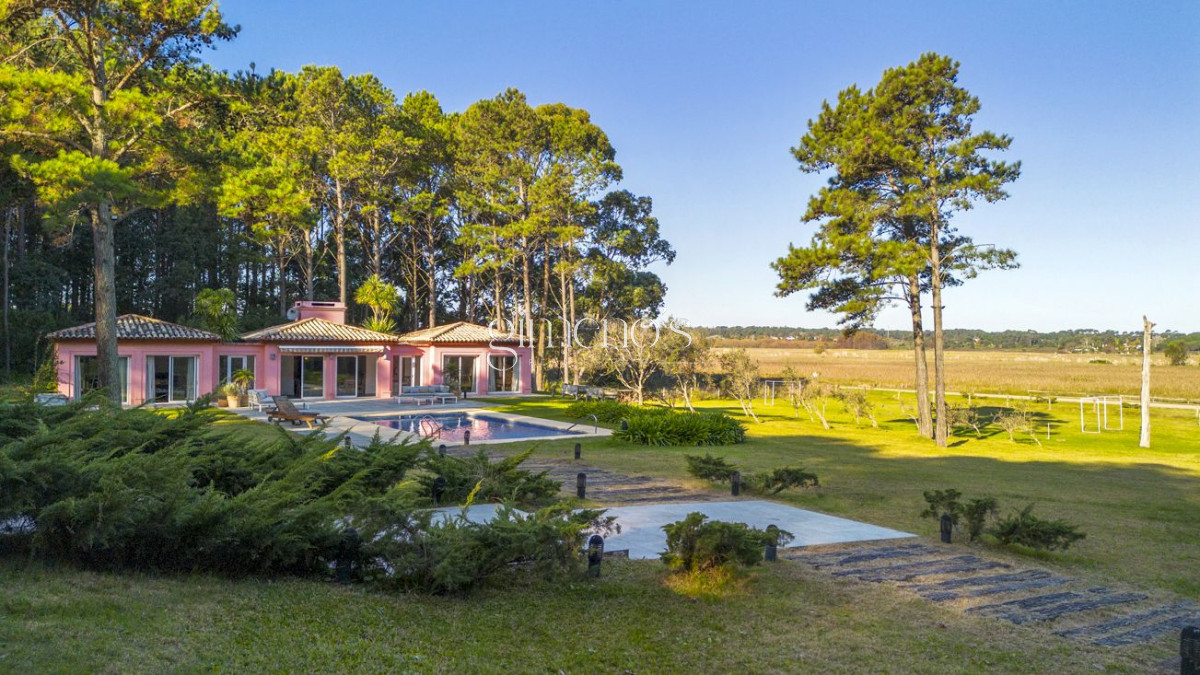 Casa ID.303 - Casa en Venta 4 Dormitorios - Laguna del Diario - Punta del Este 