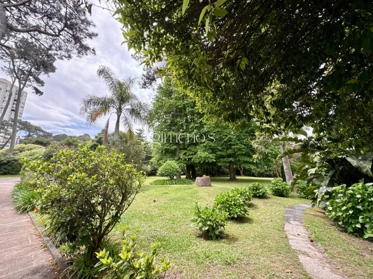 Casa ID.496 - Casa en Venta, 5 Dormitorios- Punta del Este - Playa Mansa