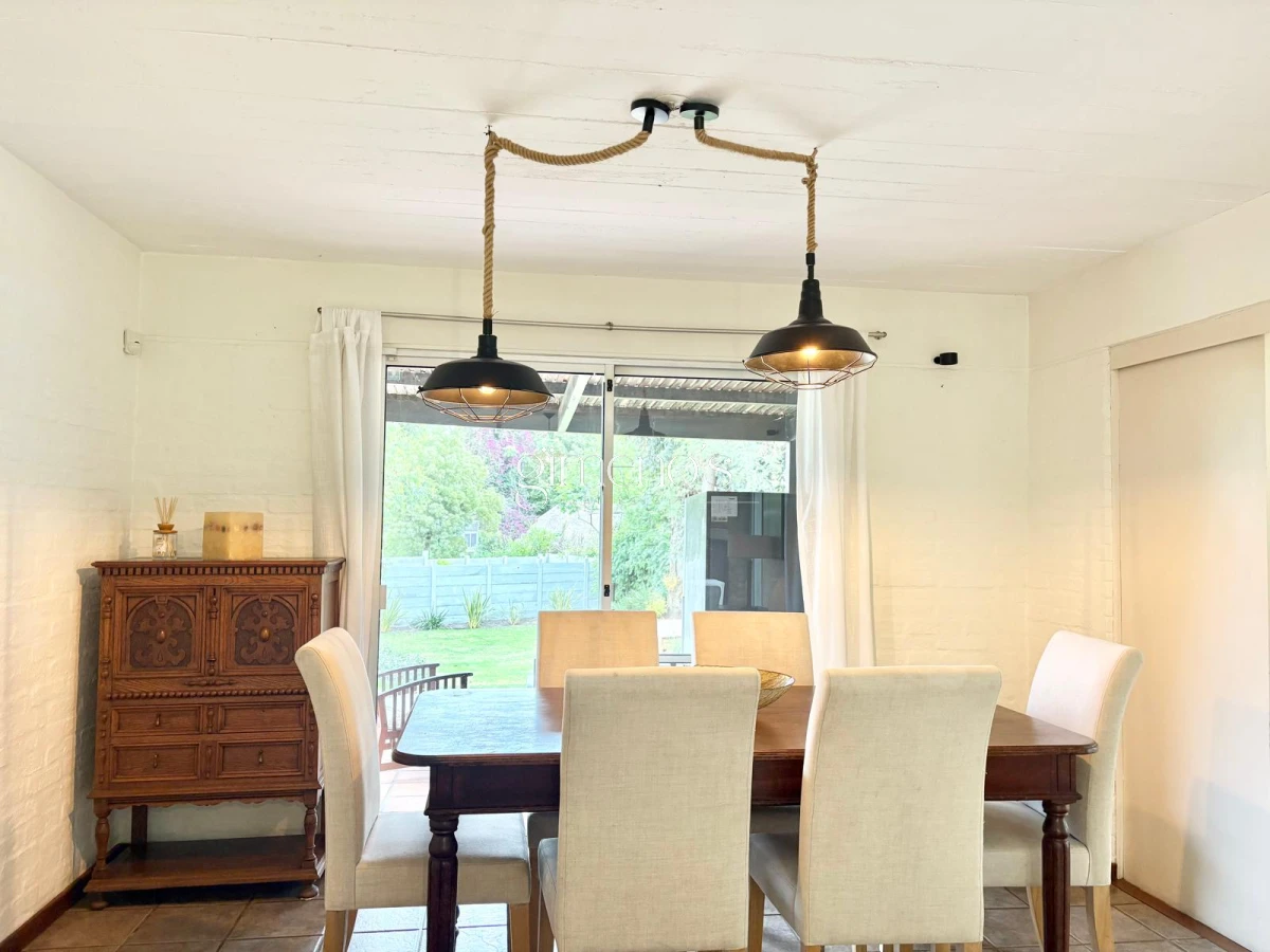 Casa ID.672 - Casa en Venta de 4 Dormitorios - Pinares