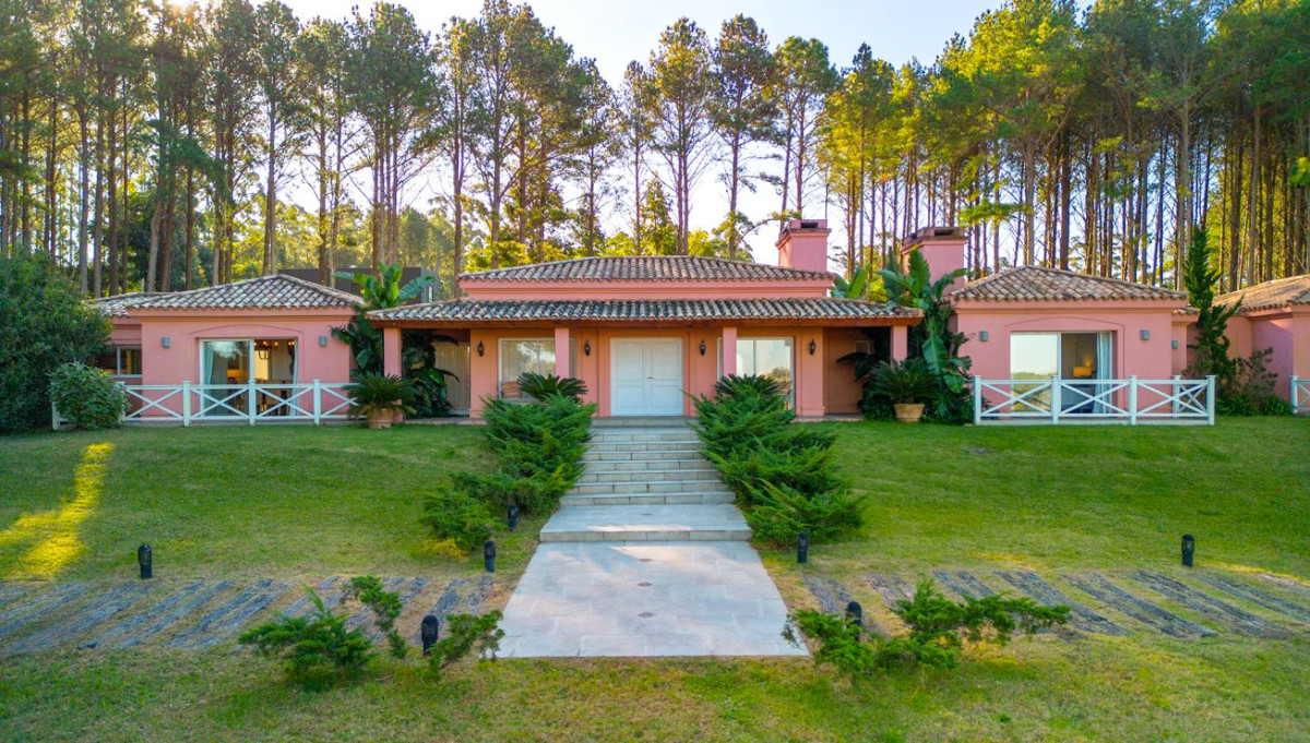 Casa en Venta 4 Dormitorios - Laguna del Diario - Punta del Este 