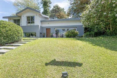 Casa en Alquiler Anual - 5 Dormitorios en Suite - Barrio Golf - Punta del Este