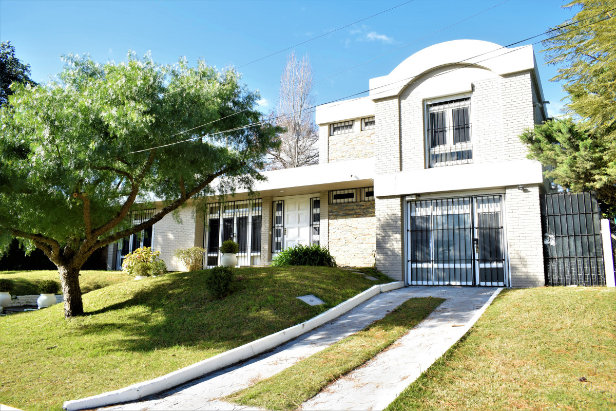 Casa en Venta de 4 Dormitorios en Barrio Golf, a 100 mts de Hospital Británico 