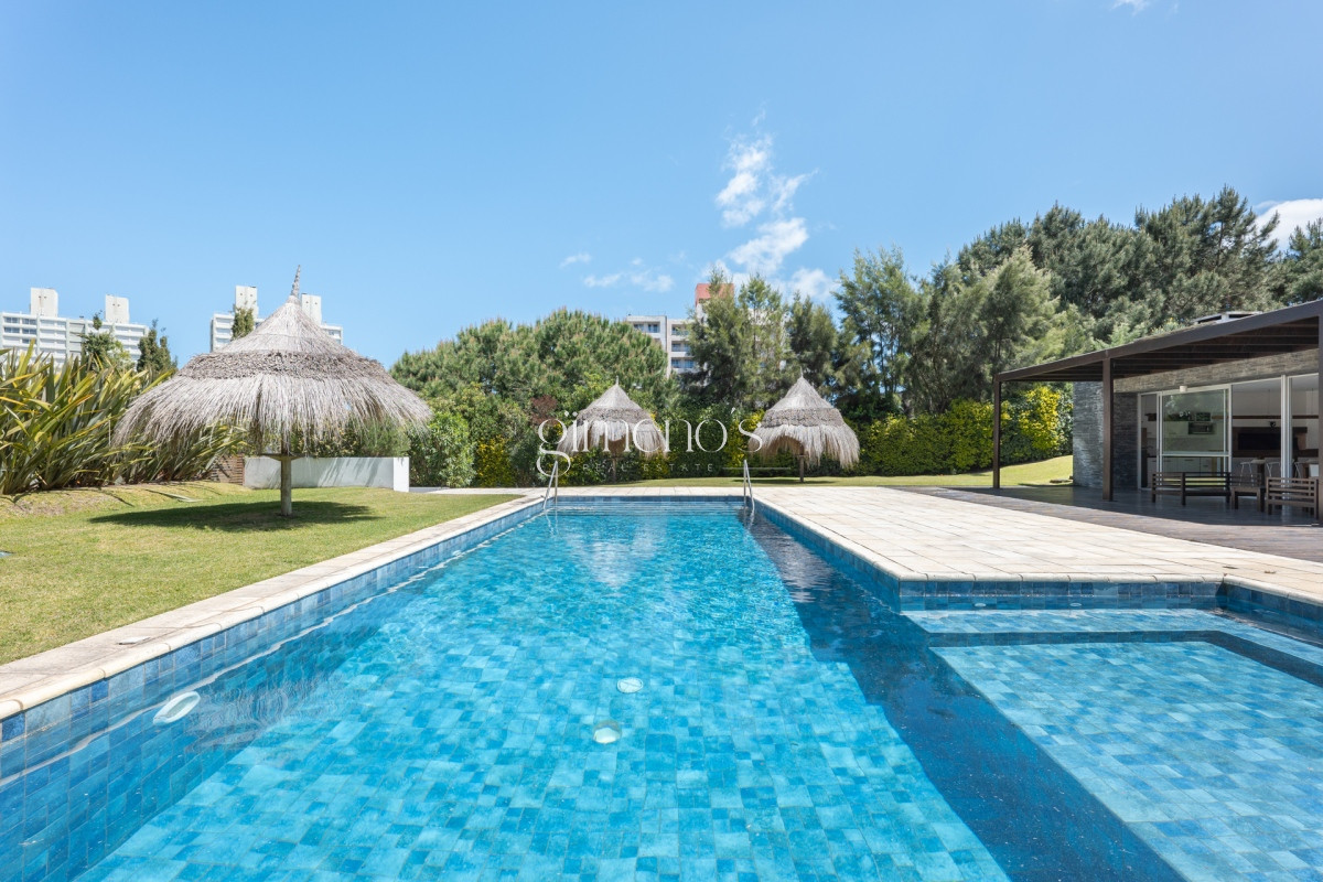 Apartamento ID.1141 - Apartamento en Venta 3 Dormitorios - Patio y Prrillero de uso exclusivo - Punta del Este - Playa Mansa