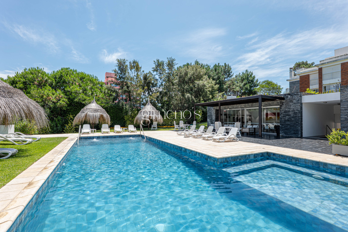 Apartamento ID.1141 - Apartamento en Venta 3 Dormitorios - Patio y Prrillero de uso exclusivo - Punta del Este - Playa Mansa