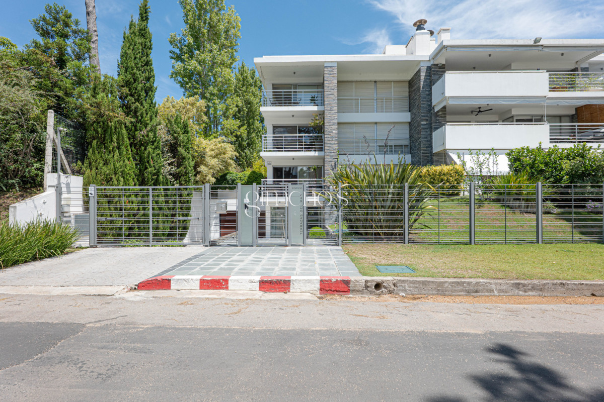 Apartamento ID.1141 - Apartamento en Venta 3 Dormitorios - Patio y Prrillero de uso exclusivo - Punta del Este - Playa Mansa