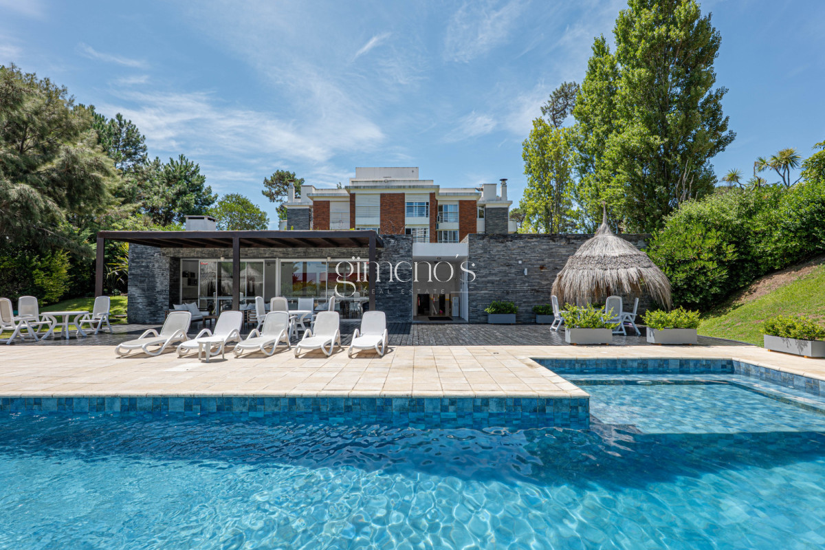 Apartamento ID.1141 - Apartamento en Venta 3 Dormitorios - Patio y Prrillero de uso exclusivo - Punta del Este - Playa Mansa