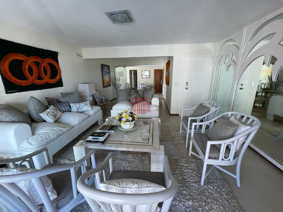 Apartamento ID.13963 - Apartamento en venta, playa brava Punta del Este