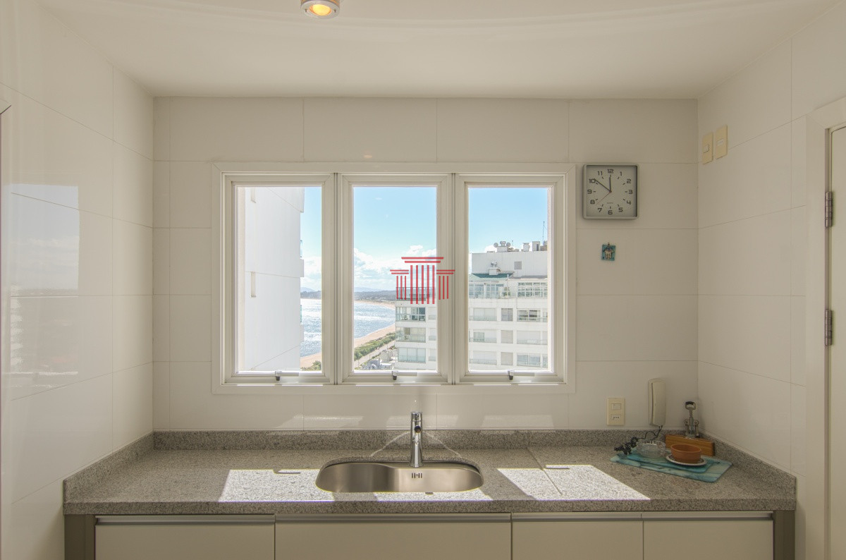 Apartamento ID.10361 - Apartamento en Punta del Este  , Playa mansa frente al mar 