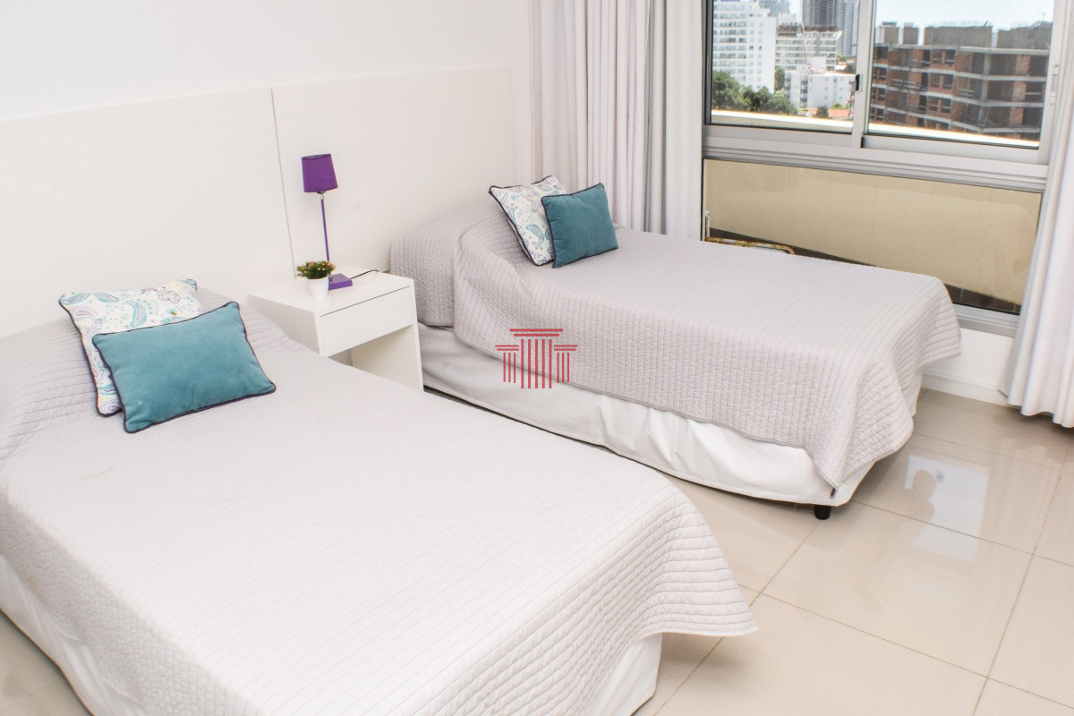 Apartamento ID.13102 - Apartamento en alquiler temporal, en Punta Del Este, Playa  brava.