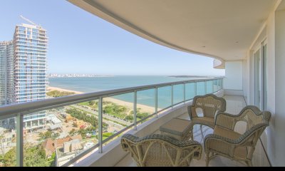 Apartamento en Punta del Este  , Playa mansa frente al mar