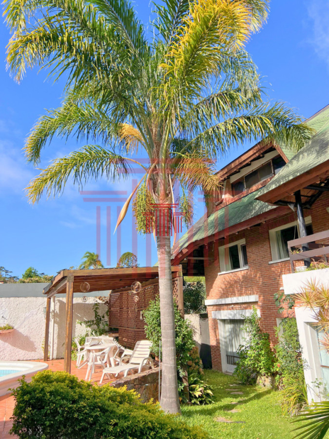 Casa ID.14068 - Casa de 5 dormitorios con piscina y cancha de tenis en Playa Mansa