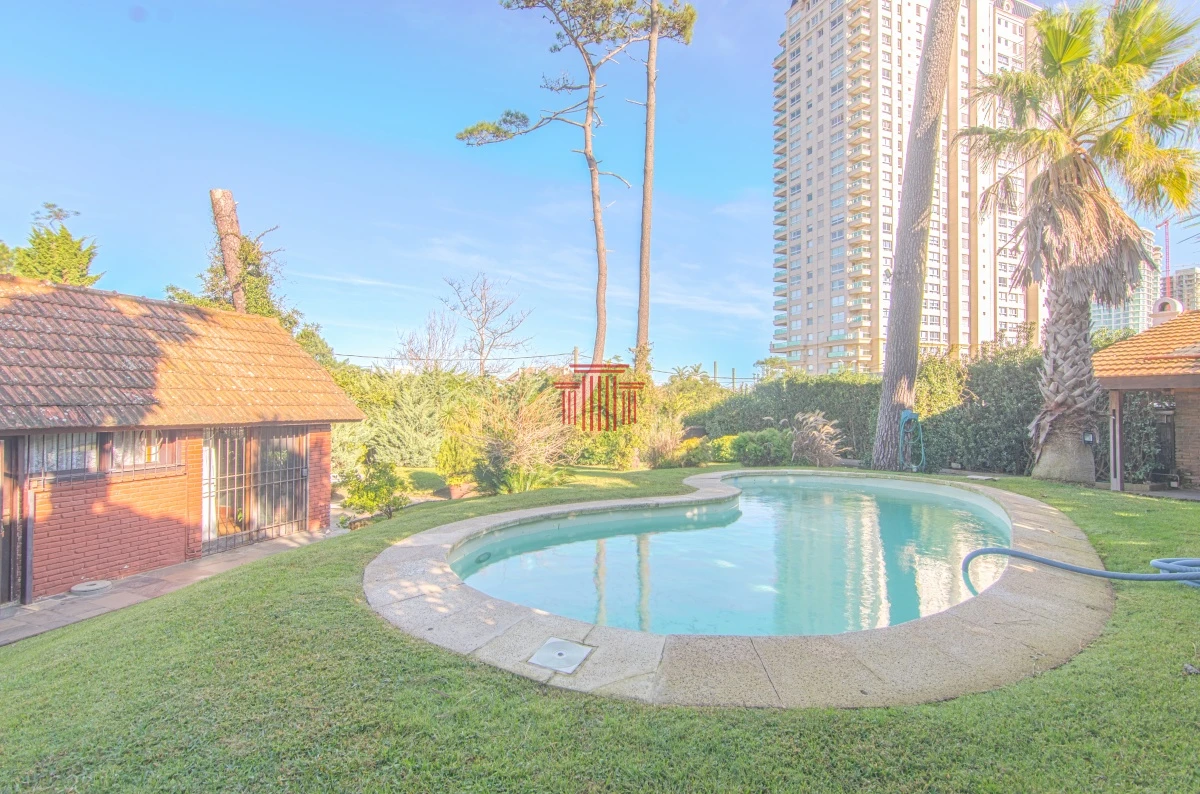 Casa ID.11882 - Casa en venta, zona Playa Mansa, Punta del Este 