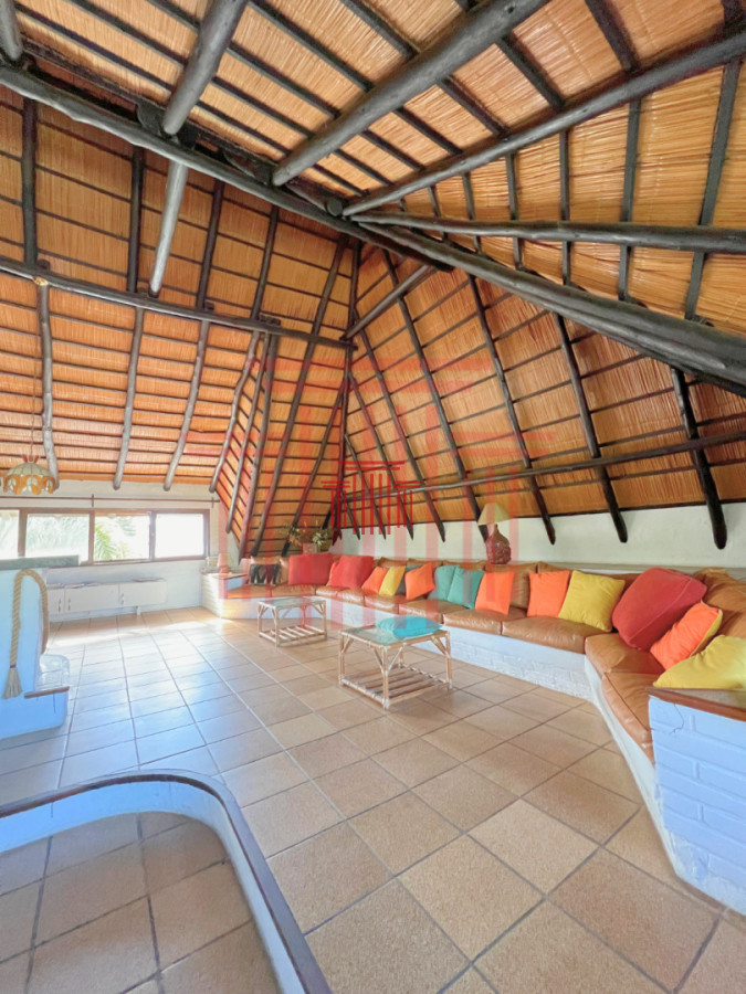 Casa ID.14068 - Casa de 5 dormitorios con piscina y cancha de tenis en Playa Mansa