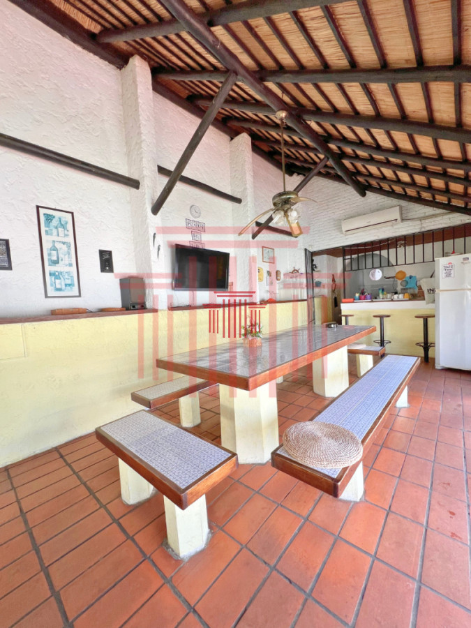 Casa ID.14068 - Casa de 5 dormitorios con piscina y cancha de tenis en Playa Mansa