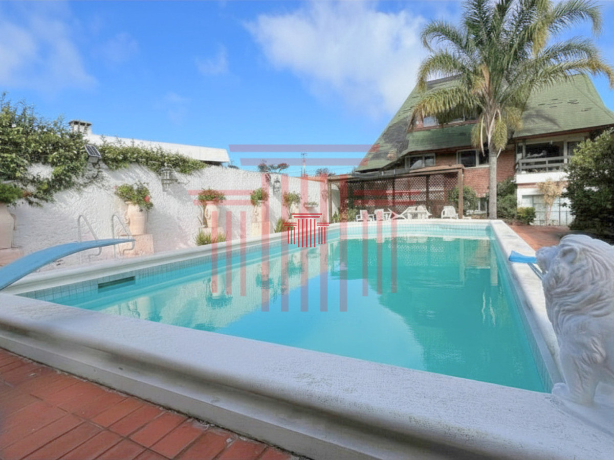 Casa ID.14068 - Casa de 5 dormitorios con piscina y cancha de tenis en Playa Mansa