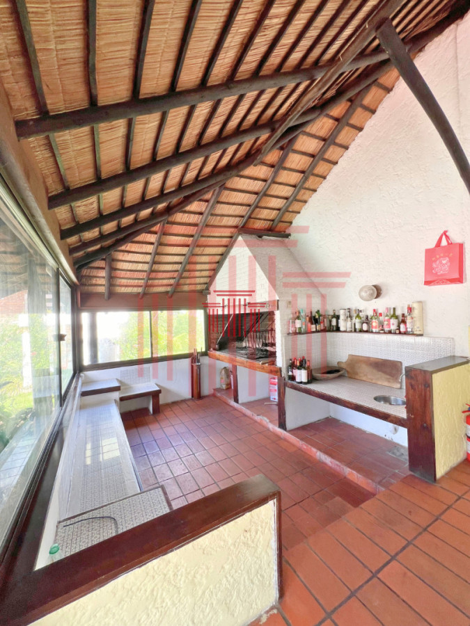 Casa ID.14068 - Casa de 5 dormitorios con piscina y cancha de tenis en Playa Mansa