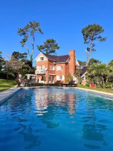 Espectacular casa de 6 dormitorios con piscina a 600 metros de Playa Mansa