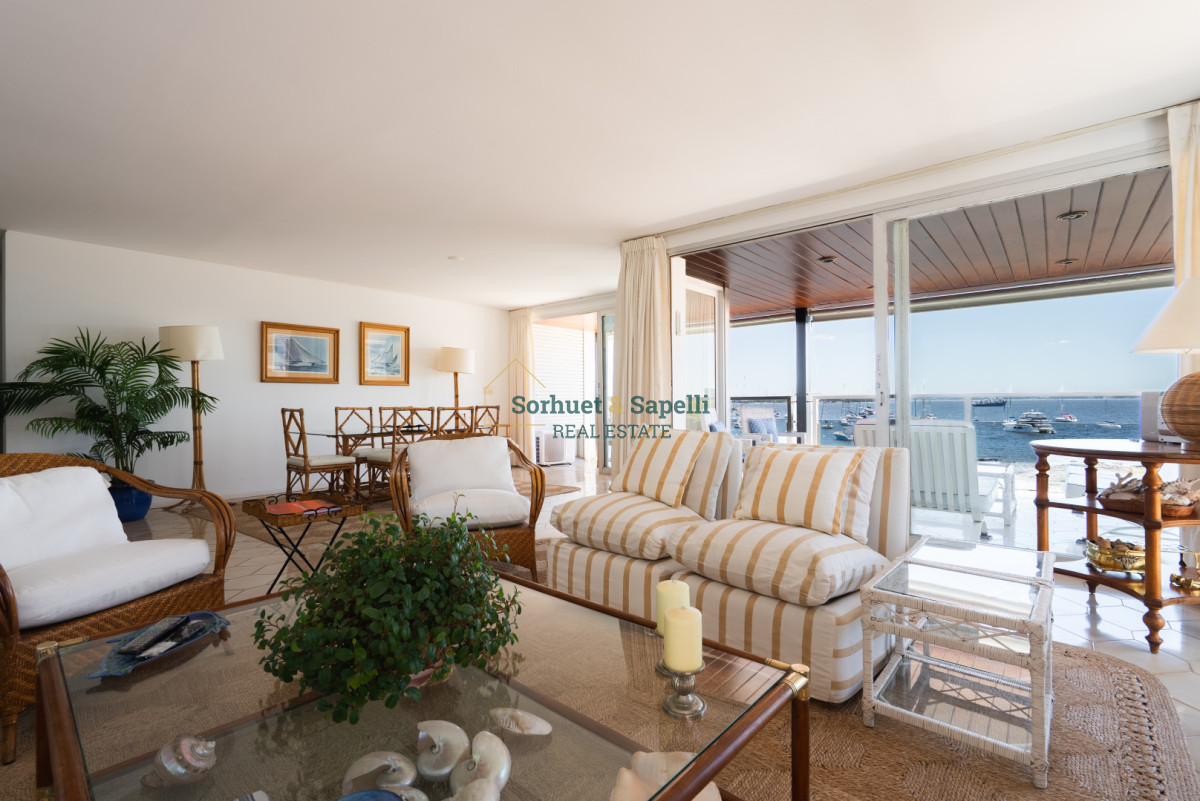 Apartamento-en-Venta-con-Vista-al-Mar-y-al-Puerto