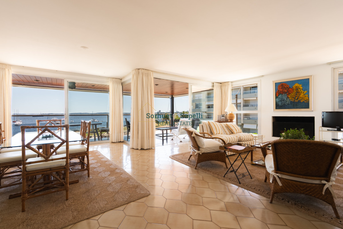 Apartamento-en-Venta-con-Vista-al-Mar-y-al-Puerto