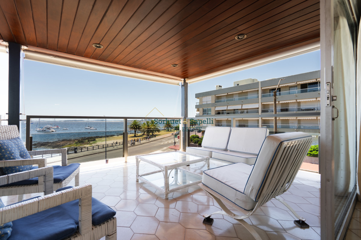 Apartamento-en-Venta-con-Vista-al-Mar-y-al-Puerto