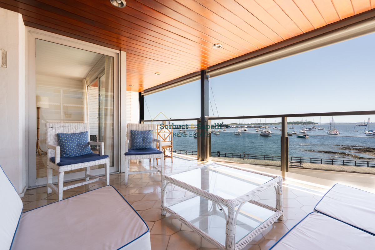 Apartamento-en-Venta-con-Vista-al-Mar-y-al-Puerto