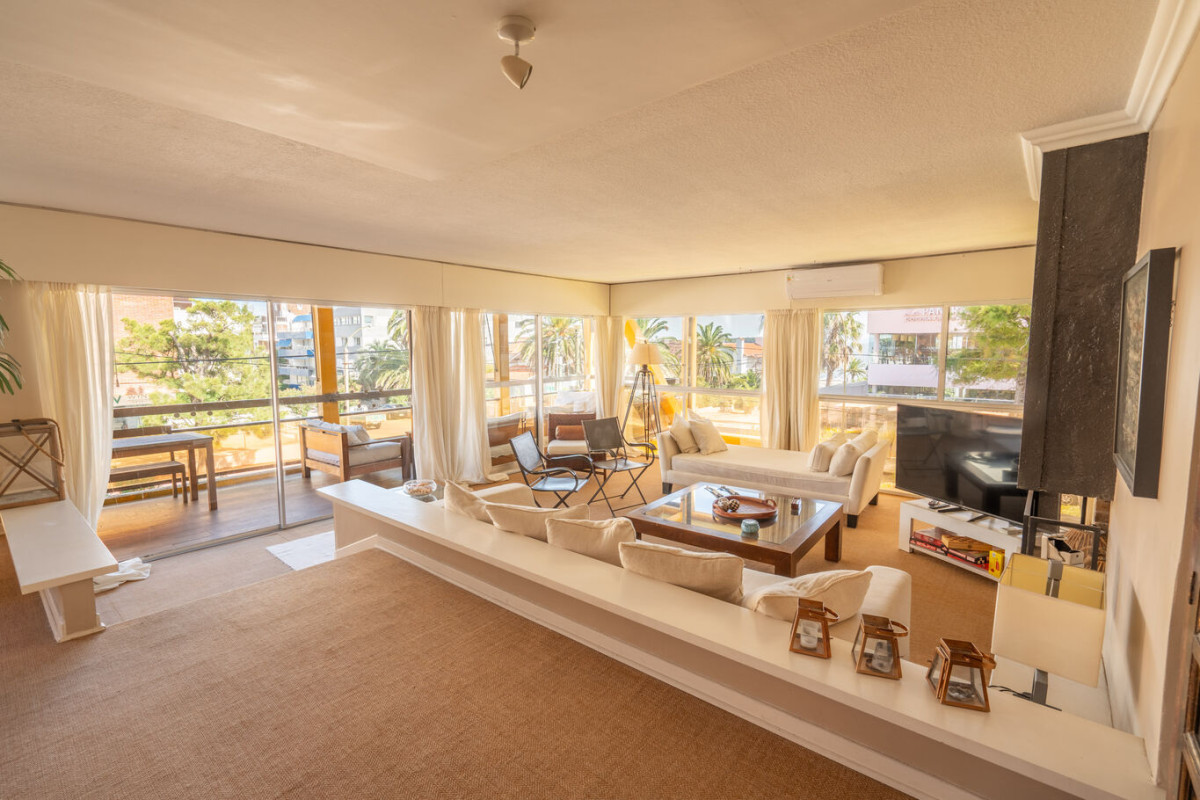 Apartamento en Venta de  Dos Dormitorios en Península 