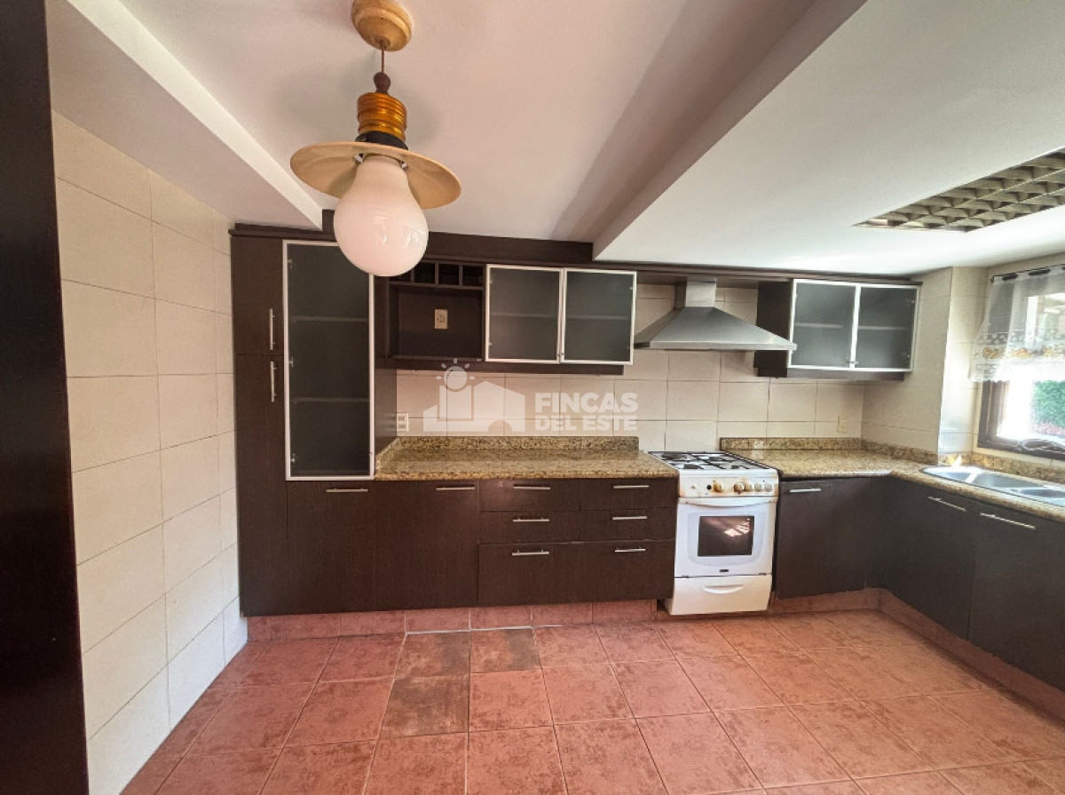 Casa ID.2694/Casa-de-3-dormitorios-con-piscina-en-zona-colegios- - Casa de 3 dormitorios con piscina en zona colegios 