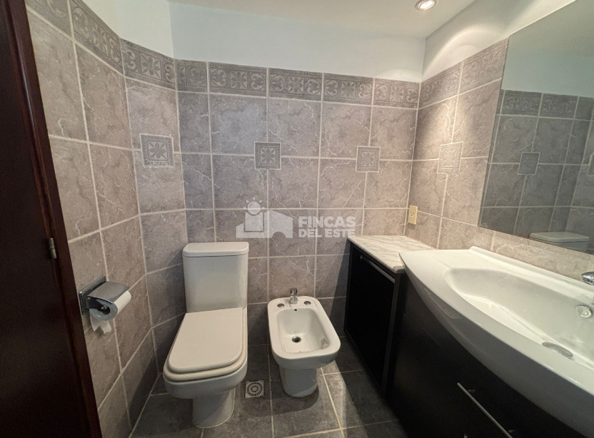 Casa ID.2694/Casa-de-3-dormitorios-con-piscina-en-zona-colegios- - Casa de 3 dormitorios con piscina en zona colegios 