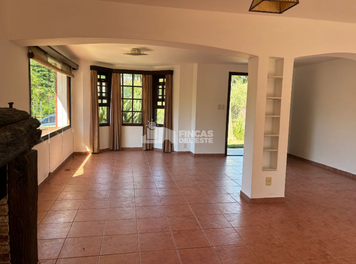 Casa ID.2694/Casa-de-3-dormitorios-con-piscina-en-zona-colegios- - Casa de 3 dormitorios con piscina en zona colegios 