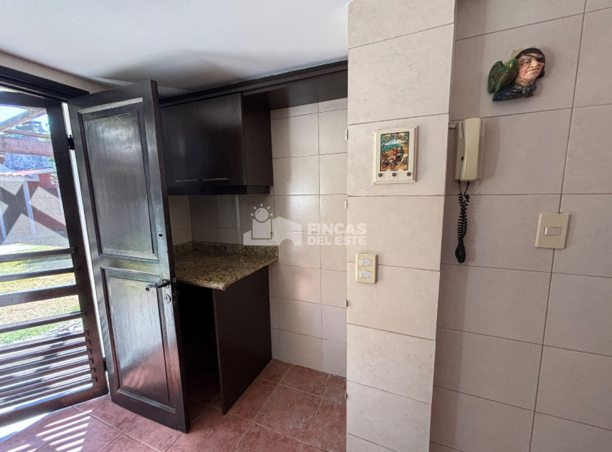 Casa ID.2694/Casa-de-3-dormitorios-con-piscina-en-zona-colegios- - Casa de 3 dormitorios con piscina en zona colegios 