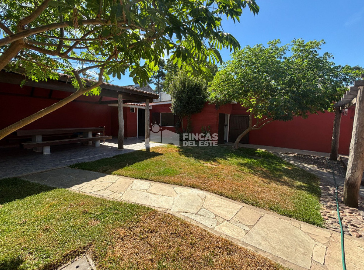 Casa ID.2694/Casa-de-3-dormitorios-con-piscina-en-zona-colegios- - Casa de 3 dormitorios con piscina en zona colegios 