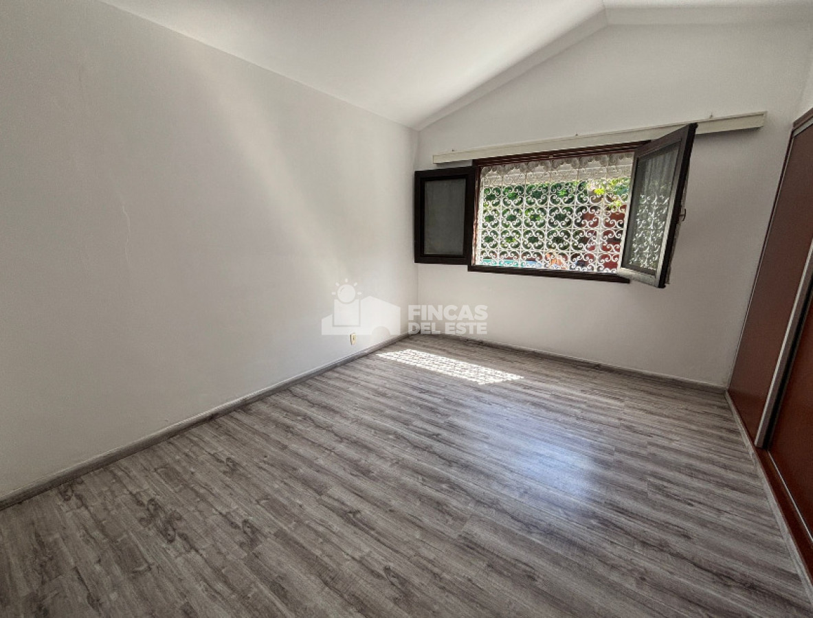 Casa ID.2694/Casa-de-3-dormitorios-con-piscina-en-zona-colegios- - Casa de 3 dormitorios con piscina en zona colegios 