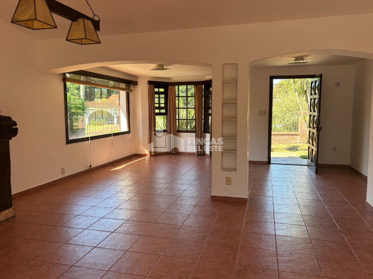 Casa ID.2694/Casa-de-3-dormitorios-con-piscina-en-zona-colegios- - Casa de 3 dormitorios con piscina en zona colegios 