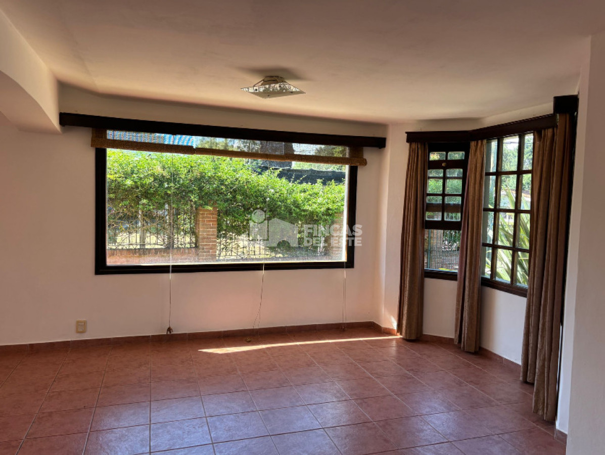 Casa ID.2694/Casa-de-3-dormitorios-con-piscina-en-zona-colegios- - Casa de 3 dormitorios con piscina en zona colegios 