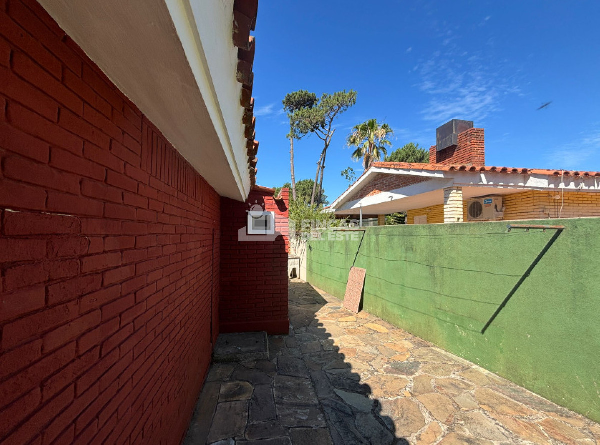 Casa ID.2694/Casa-de-3-dormitorios-con-piscina-en-zona-colegios- - Casa de 3 dormitorios con piscina en zona colegios 