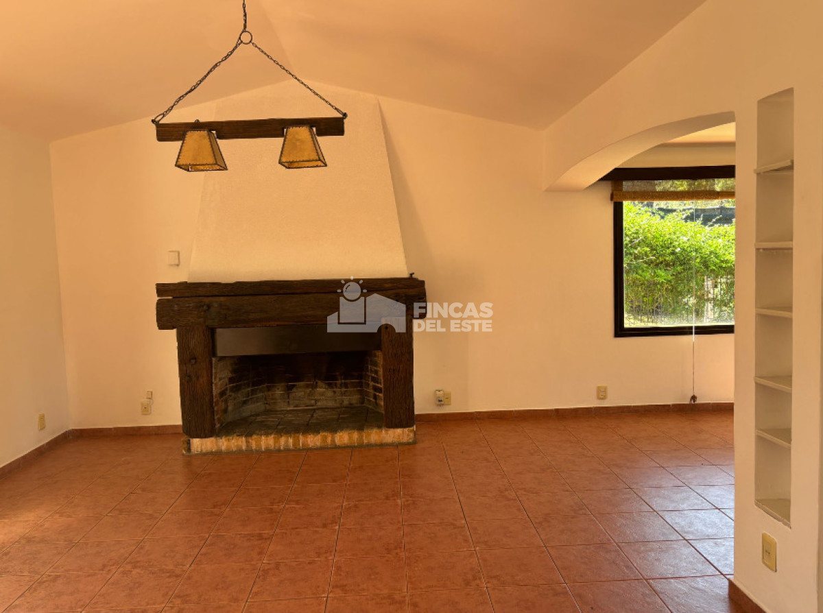 Casa ID.2694/Casa-de-3-dormitorios-con-piscina-en-zona-colegios- - Casa de 3 dormitorios con piscina en zona colegios 