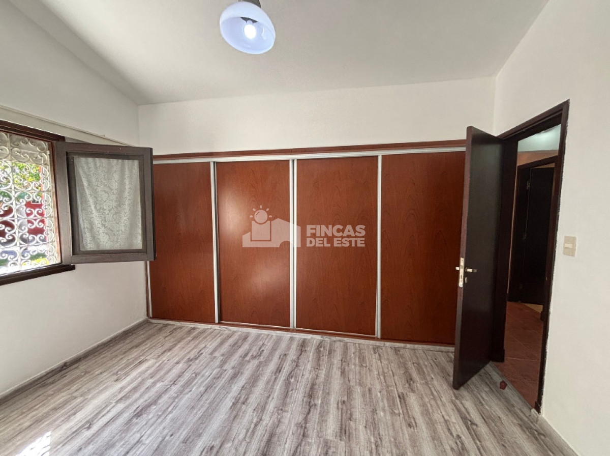 Casa ID.2694/Casa-de-3-dormitorios-con-piscina-en-zona-colegios- - Casa de 3 dormitorios con piscina en zona colegios 