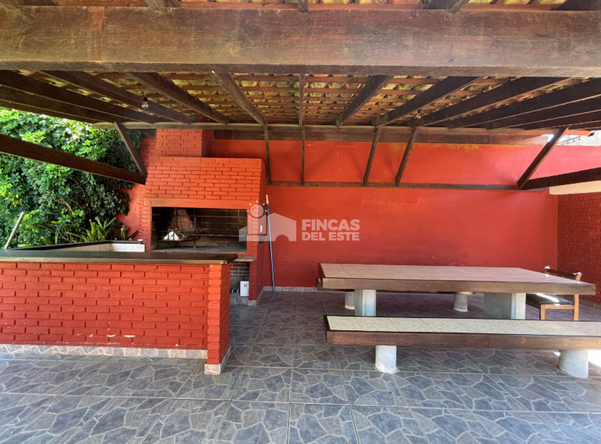 Casa ID.2694/Casa-de-3-dormitorios-con-piscina-en-zona-colegios- - Casa de 3 dormitorios con piscina en zona colegios 