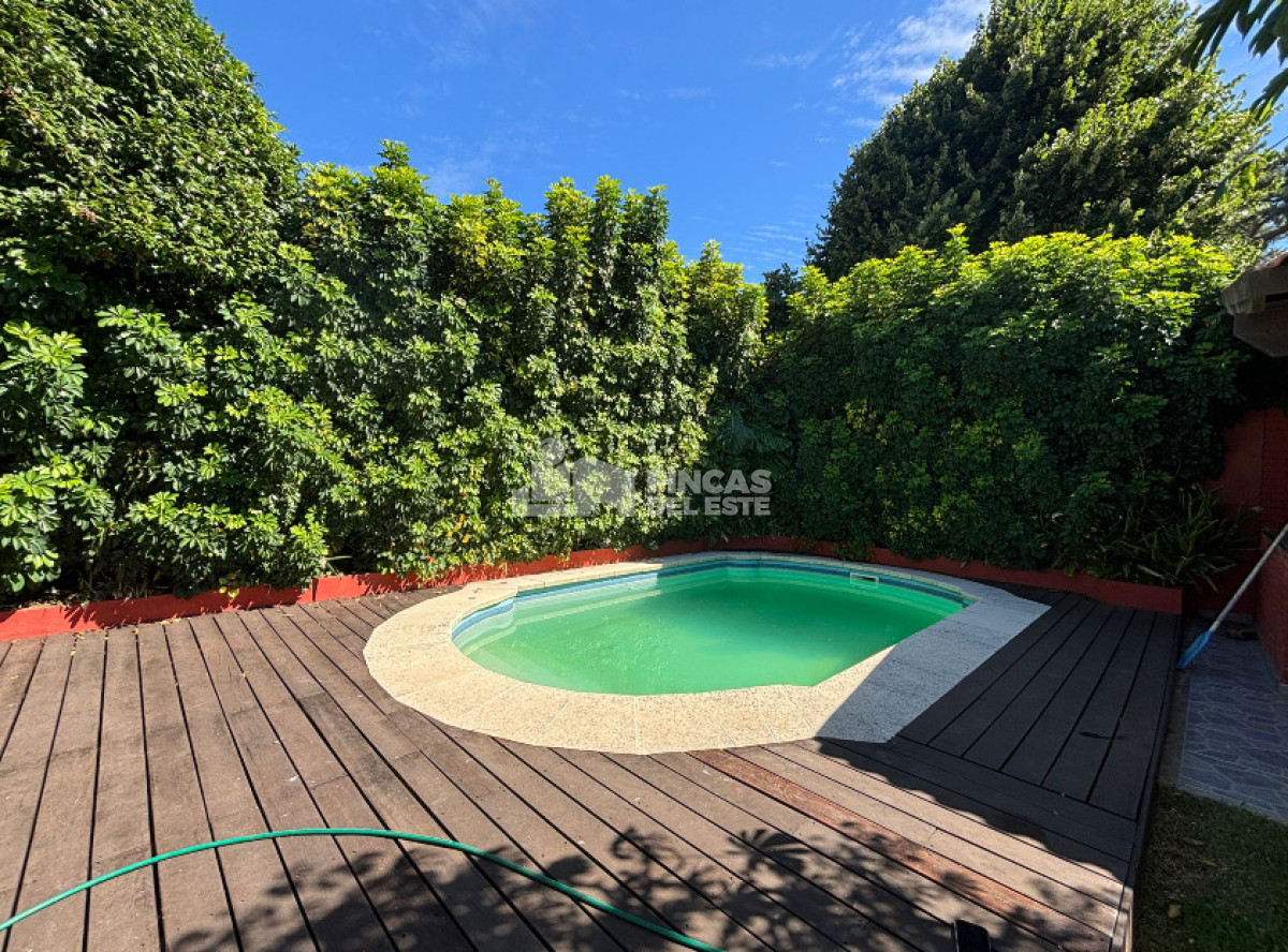 Casa ID.2694/Casa-de-3-dormitorios-con-piscina-en-zona-colegios- - Casa de 3 dormitorios con piscina en zona colegios 