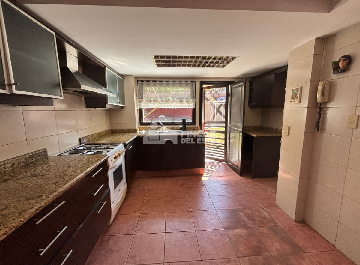 Casa ID.2694/Casa-de-3-dormitorios-con-piscina-en-zona-colegios- - Casa de 3 dormitorios con piscina en zona colegios 