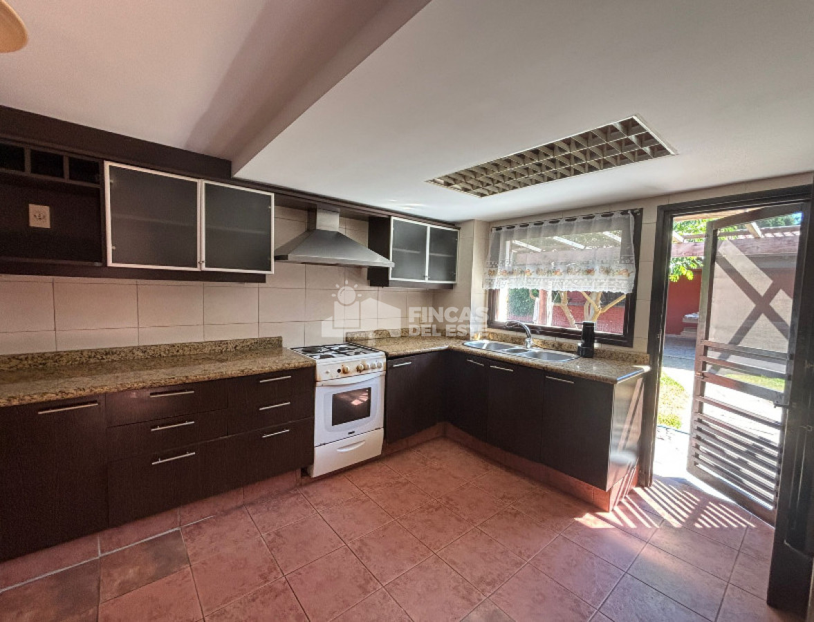 Casa ID.2694/Casa-de-3-dormitorios-con-piscina-en-zona-colegios- - Casa de 3 dormitorios con piscina en zona colegios 