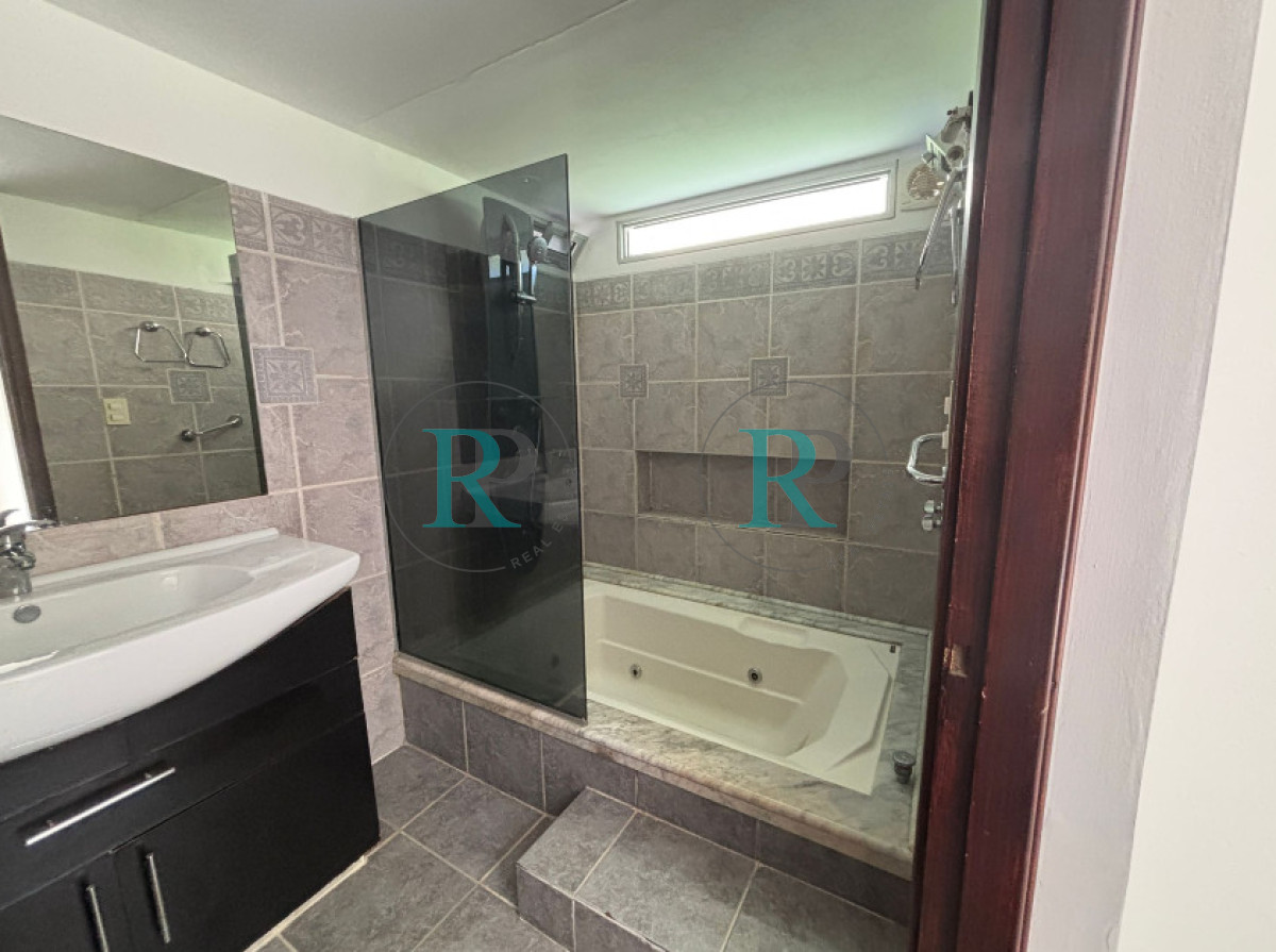 Casa ID.2937 - Casa de 3 dormitorios con piscina en zona colegios 