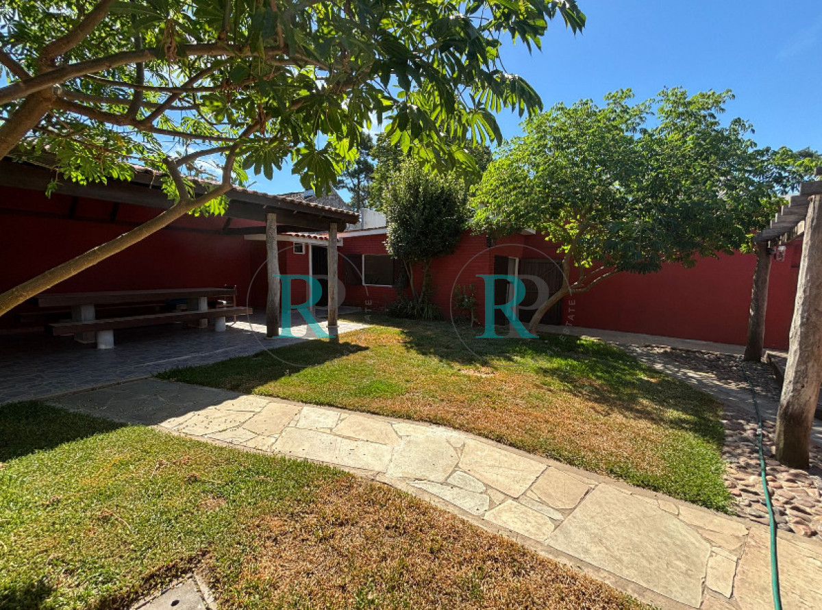 Casa ID.2937 - Casa de 3 dormitorios con piscina en zona colegios 