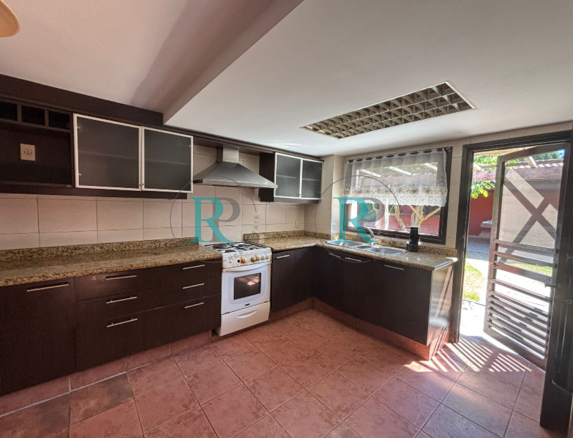Casa ID.2937 - Casa de 3 dormitorios con piscina en zona colegios 