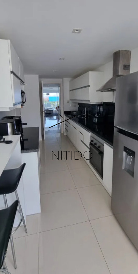 Apartamento ID.323 - Apartamento en primera linea de playa mansa, 3 dormitorios 