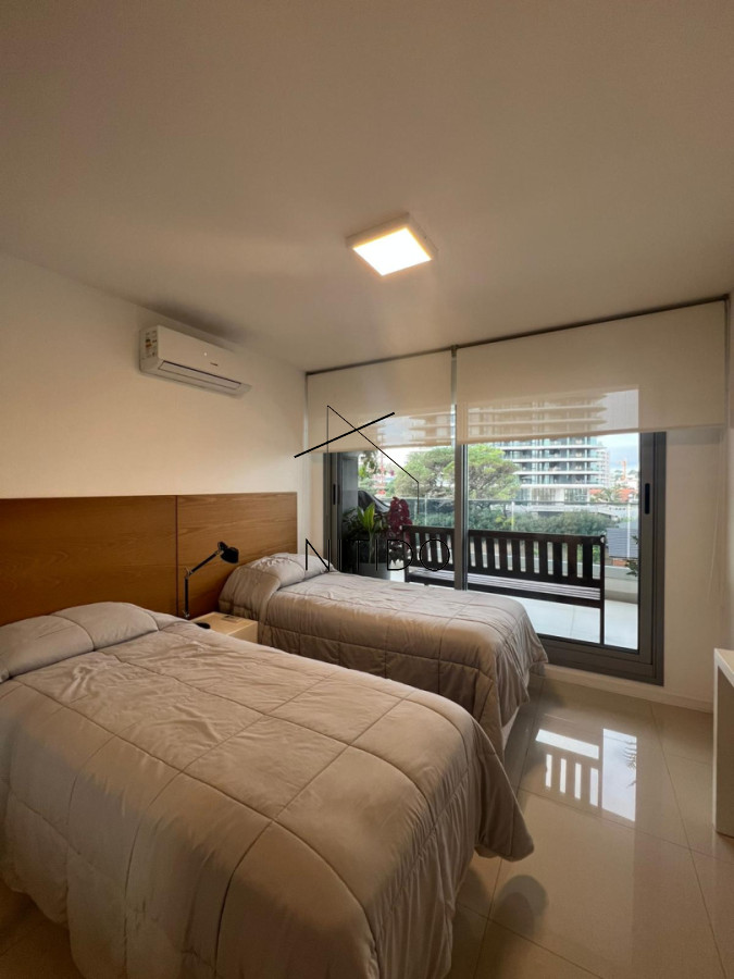 Apartamento ID.704 - Apartamento de 3 dormitorios y 3 baños a pasos de playa brava 