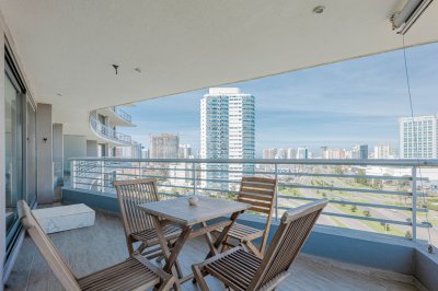 Apto esquinero a pasos del mar 