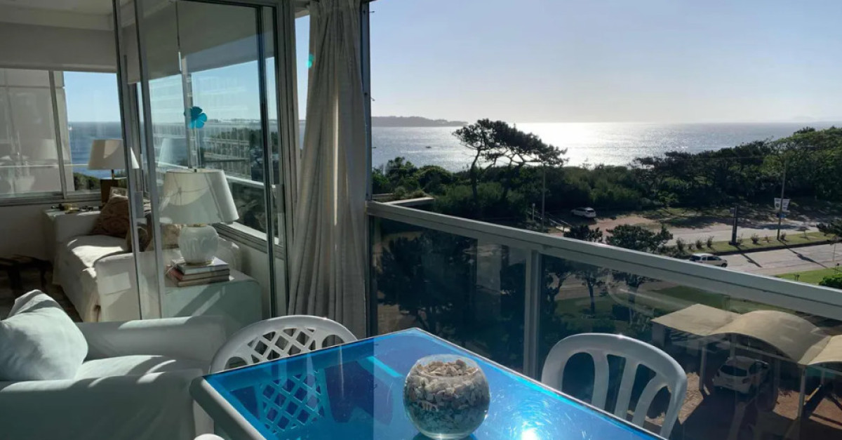 Apartamento de 2 dormitorios y servicio en primera linea de playa mansa 